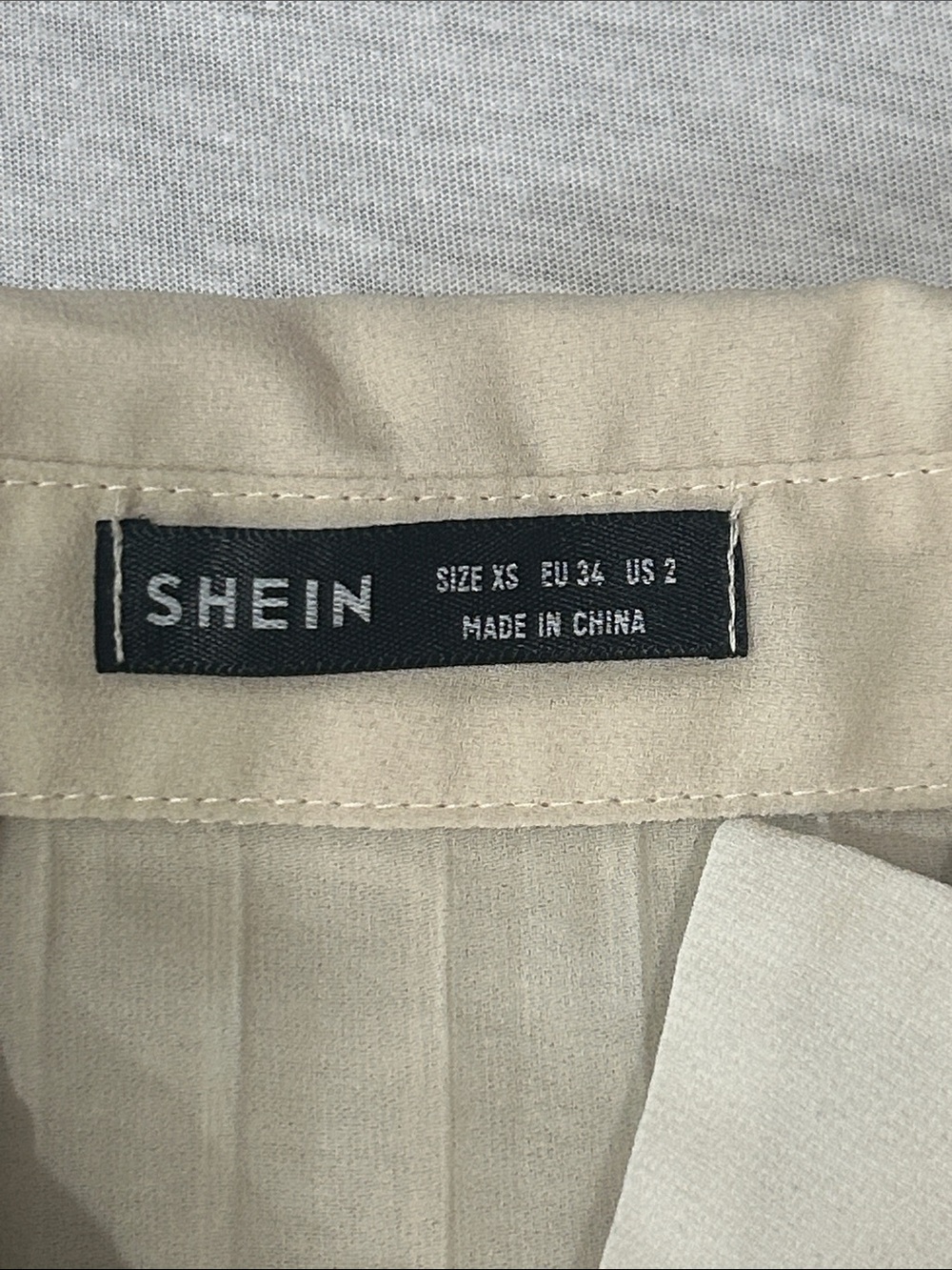 SHEIN Cream Pleated Ruffle Cuff Button-Up Blouse Sz XS - Picture 3 of 6